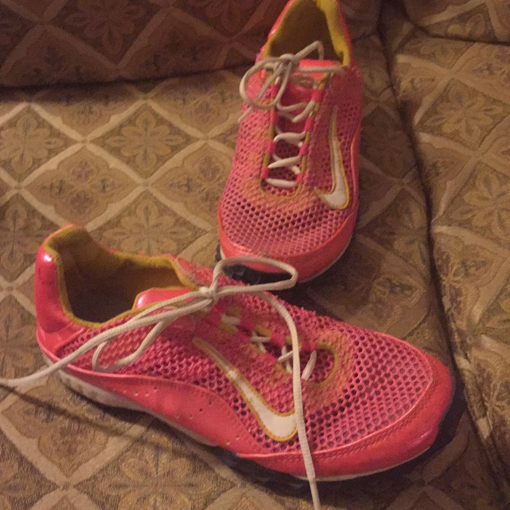 Track shoes
